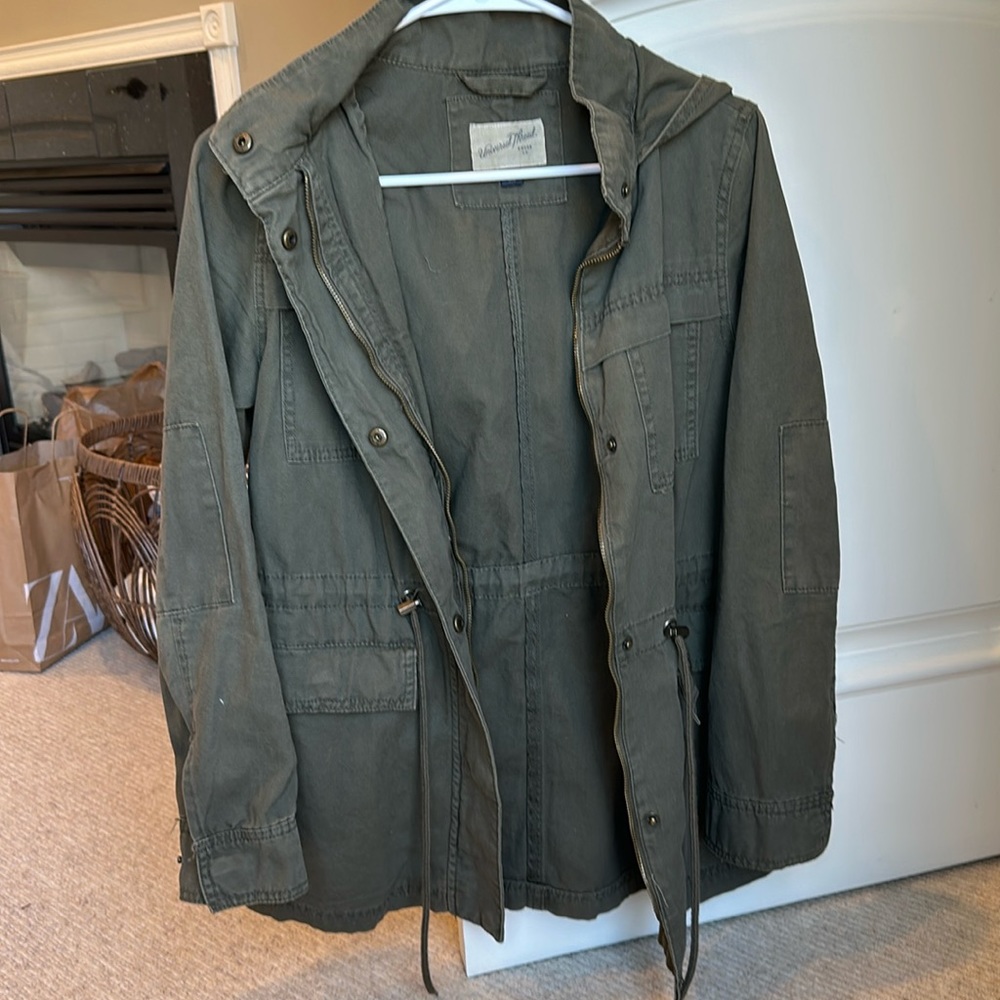 BARELY WORN ARMY GREEN WOMENS JACKET